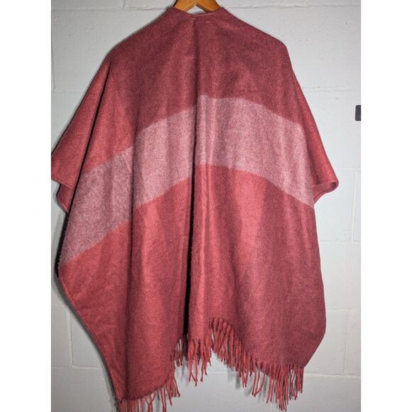 Woolrich Women’s Fleece Shawl Poncho One Size Blanket Cape Burgundy mauve Plaid - Picture 4 of 4